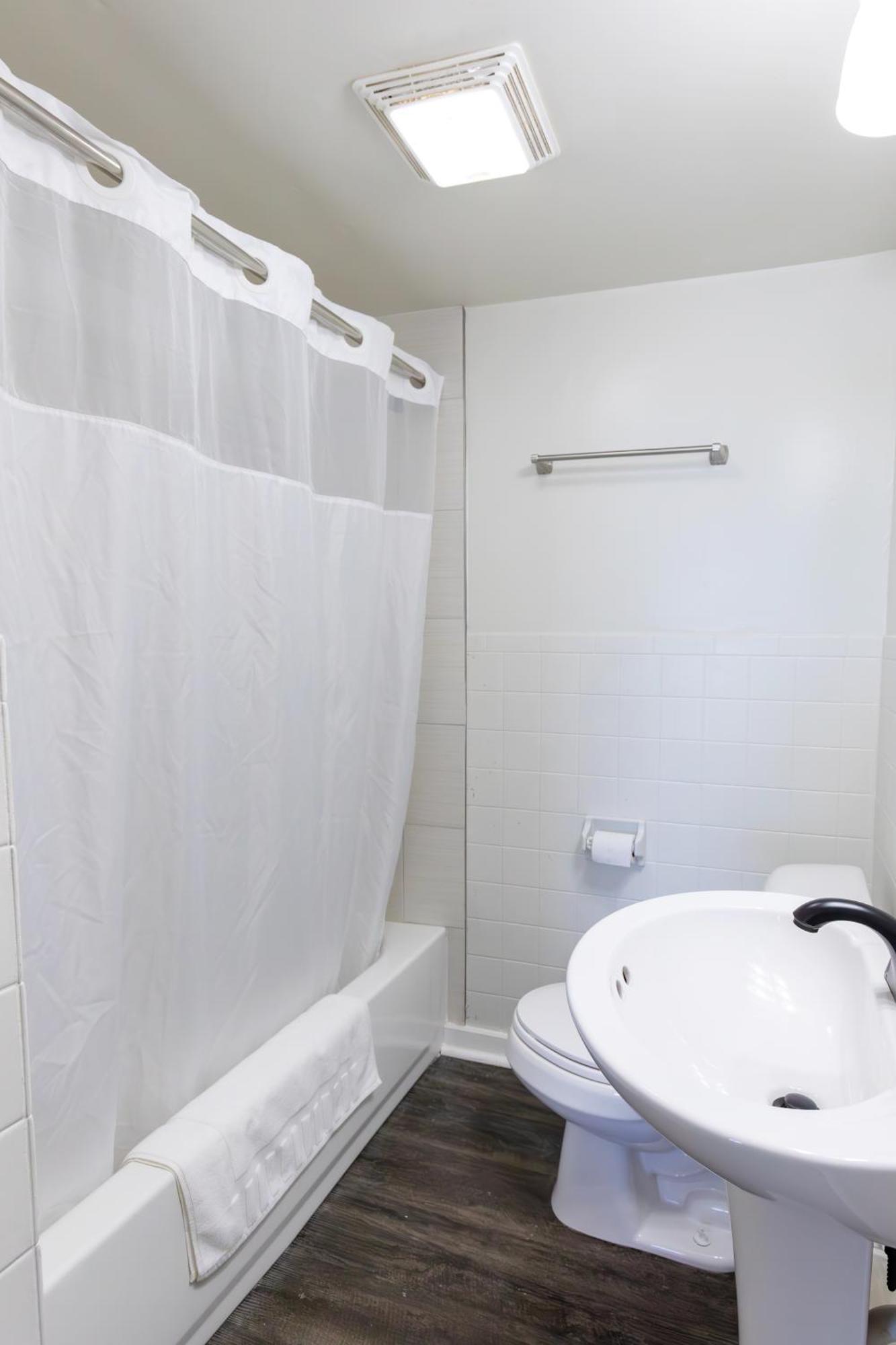 Anchor Bay Inn And Suites Sandusky Phòng bức ảnh